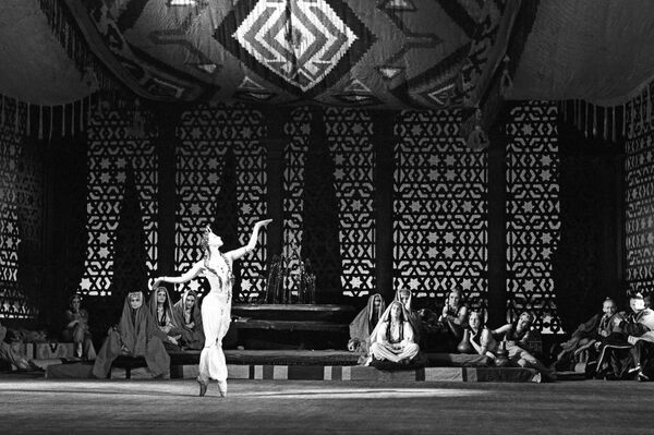 Escena del ballet &#x27;La fuente de Bajchisarái&#x27; (1956). Zarema - Maya Plisétskaya - Sputnik Mundo