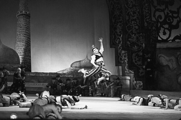 Escena del ballet &#x27;La fuente de Bajchisarái&#x27; (1958). Nuralí baila para el Kan Guiréi - Sputnik Mundo