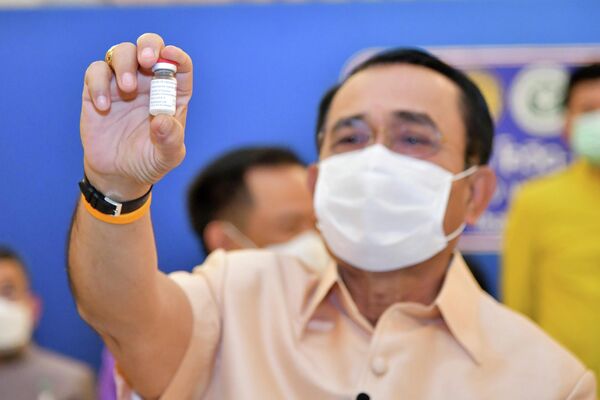 El primer ministro de Tailandia, Prayuth Chan-ocha, recibe primera dosis de AstraZeneca - Sputnik Mundo