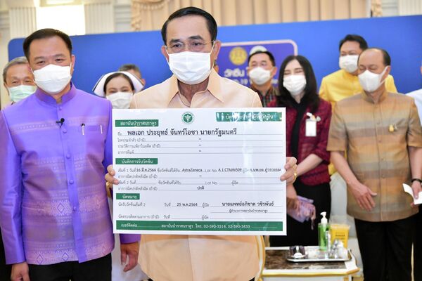 El primer ministro de Tailandia, Prayuth Chan-ocha, con el sertificado de vacunación tras recibir la primera dosis de AstraZeneca - Sputnik Mundo