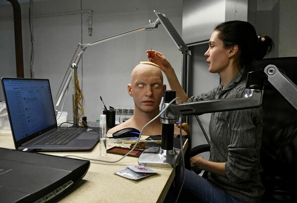 Un centro de modelado 3D para robots humanoides en la nueva sucursal de la empresa Promobot en Vladivostok. - Sputnik Mundo