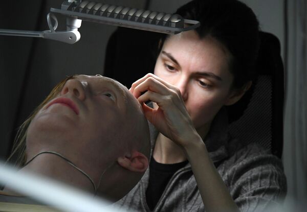 Un empleado del laboratorio de desarrollo de una piel artificial hiperrealista de la empresa Promobot en Vladivostok. - Sputnik Mundo
