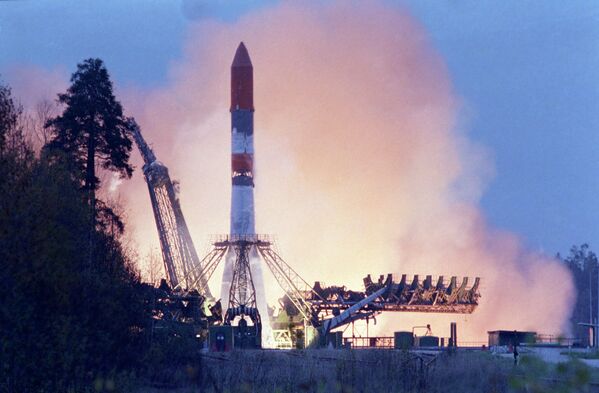 El 17 de marzo de 1966, se lanzó desde Plesetsk el cohete de transporte Vostok-2, con la ayuda del cual se envió a la órbita el satélite de reconocimiento fotográfico militar Kosmos-112. En la foto: el lanzamiento, desde el cosmódromo de Plesetsk, del cohete de transporte Molniya, a bordo del cual se llevó a la órbita el satélite de comunicaciones soviético Molniya-1-76. - Sputnik Mundo