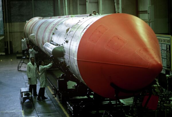 Durante la crisis de los misiles de Cuba de 1962, los cuatro misiles R7A que se encontraban en Plesetsk eran los misiles balísticos intercontinentales soviéticos más grandes y poderosos.En la foto: el edificio de construcción y pruebas del cosmódromo de Plesetsk. - Sputnik Mundo