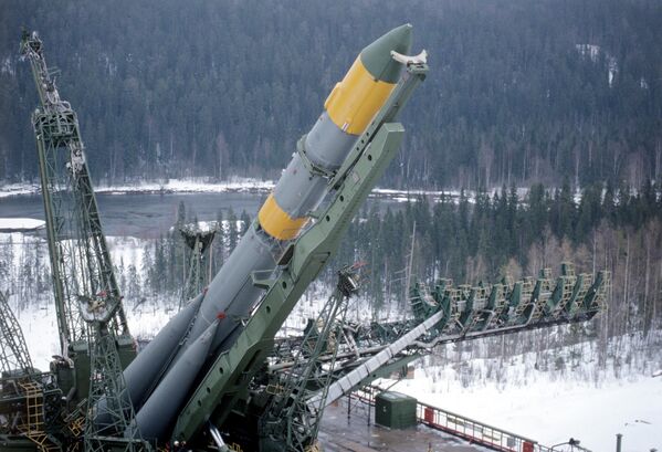 De hecho, en los días más tensos de la crisis, la URSS llegó incluso a posicionar un misil en el lanzador de uno de los complejos de lanzamiento.En la foto: el satélite Resurs F-2 en el cosmódromo de Plesetsk. - Sputnik Mundo