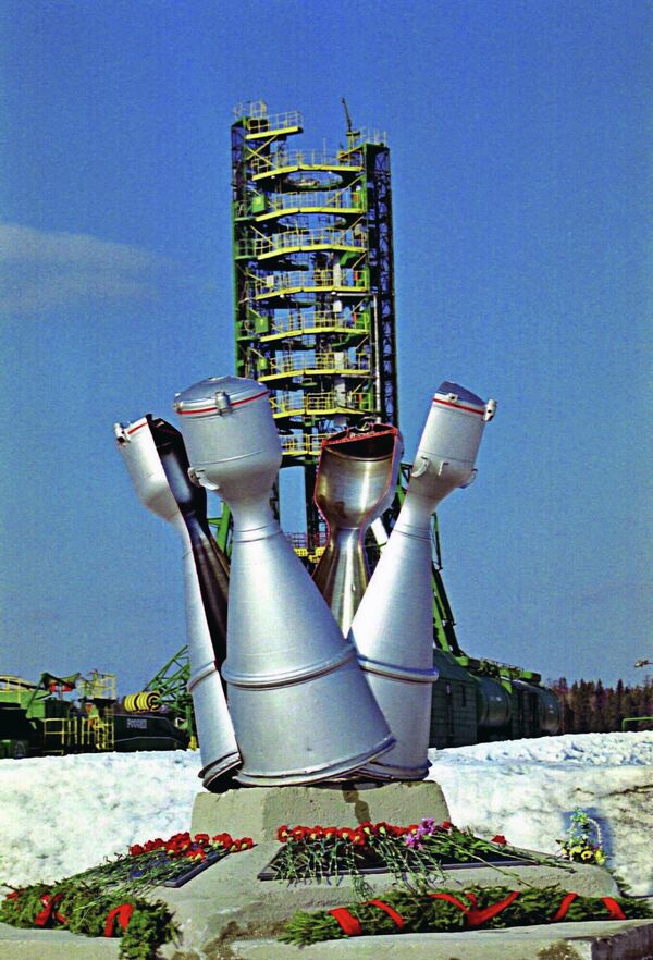Entonces, en 1963, el Gobierno soviético decidió pasar a utilizar el polígono de pruebas e investigación del Ministerio de Defensa de la URSS para lanzamientos de naves espaciales.En la foto: un monumento en el cosmódromo de Plesetsk dedicado a la memoria de los soldados fallecidos durante las pruebas de las tecnologías espaciales. - Sputnik Mundo
