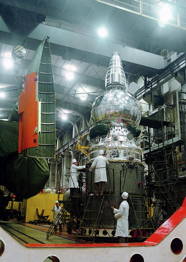 Pronto, el cosmódromo se convirtió en el principal sitio de lanzamiento de naves espaciales no tripuladas no solo de la URSS, sino del mundo, una posición que mantuvo a lo largo de muchos años.En la foto: el satélite Resurs en el edificio de construcción y pruebas del cosmódromo de Plesetsk. - Sputnik Mundo
