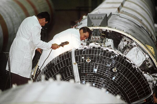 Sin embargo, el cosmódromo permaneció como un objeto secreto durante décadas.En la foto: científicos verifican el acoplamiento de la nave espacial con el vehículo de lanzamiento Kosmos en el edifício de construcción y pruebas del cosmódromo de Plesetsk. - Sputnik Mundo
