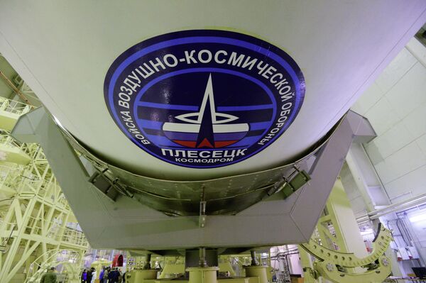 Las instalaciones técnicas del cosmódromo permiten el lanzamiento de varias naves espaciales a todo tipo de órbitas, incluidas las geoestacionarias.En la foto: el cohete Angara-A5 en la zona de construcción y pruebas del cosmódromo de Plesetsk. - Sputnik Mundo