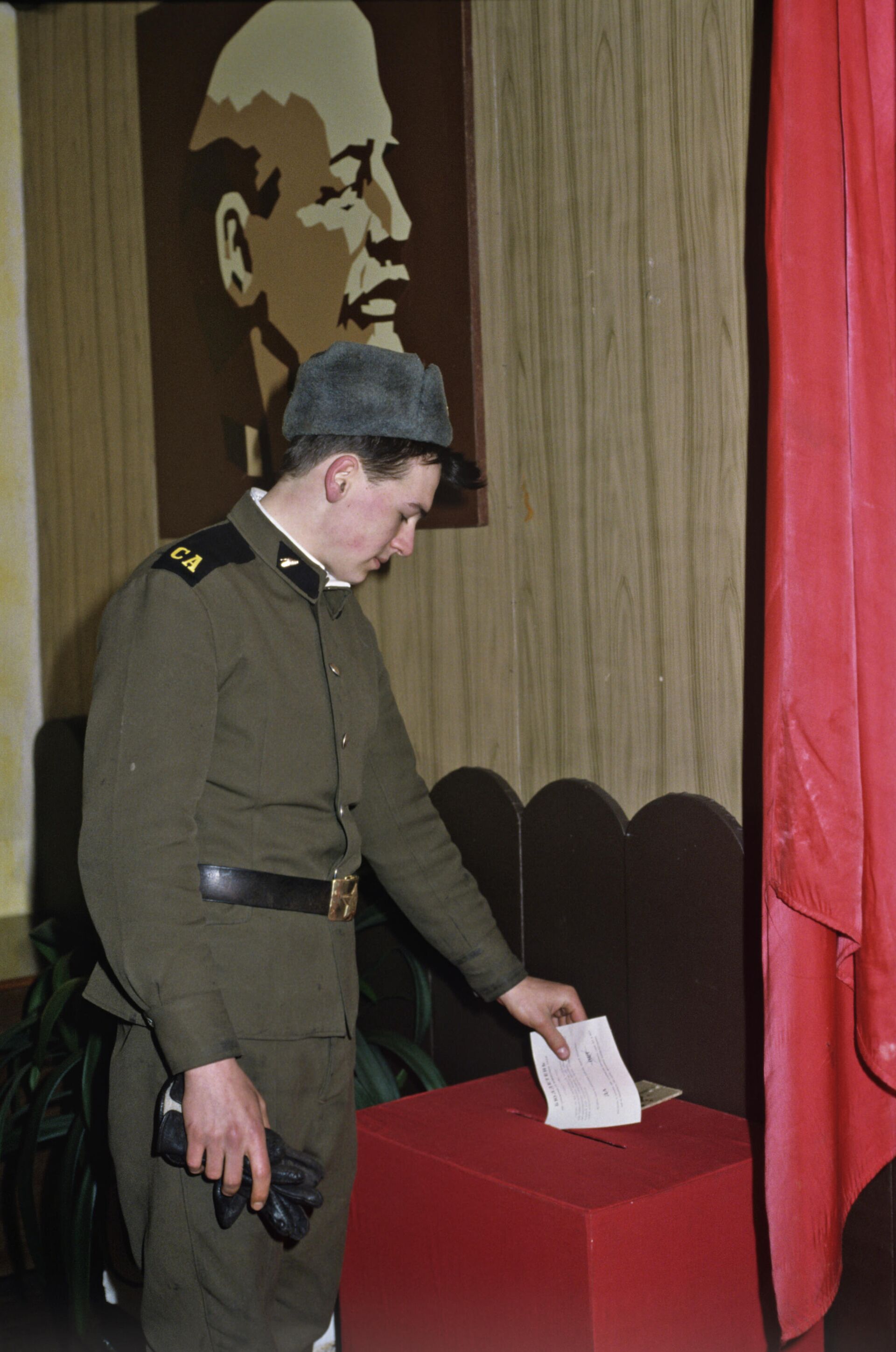 Un militar participa en el referéndum sobre la preservación de la URSS en Lituania - Sputnik Mundo, 1920, 17.03.2021
