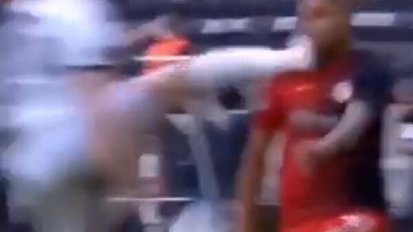 Un futbolista brasileño recibe una brutal patada en la cabeza en un partido de la Liga turca - Sputnik Mundo