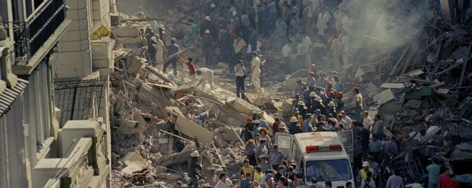 Trabajos de rescate luego del atentado a la Embajada de Israel en Argentina, 1992 - Sputnik Mundo, 1920, 26.07.2022