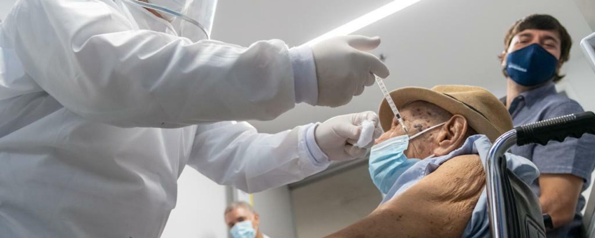 Adel Mass Arcón, persona número un millón en ser vacunada contra COVID-19 en Colombia - Sputnik Mundo, 1920, 17.03.2021