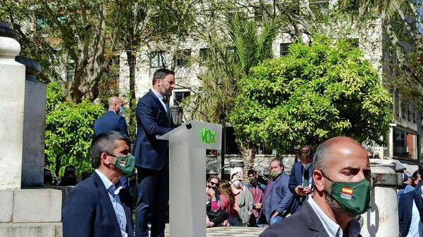 Santiago Abascal se da un baño de masas en Sevilla - Sputnik Mundo