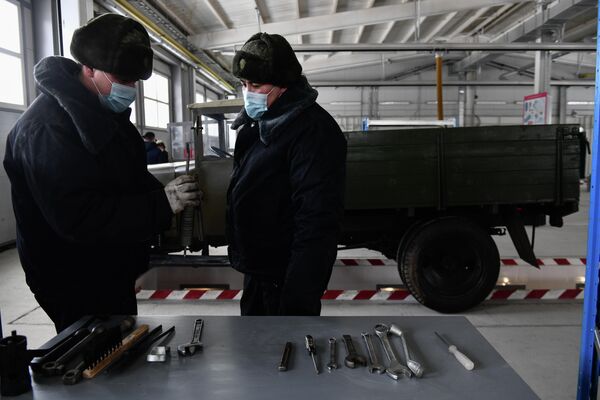 Un camión de GAZ-AA es preparado para el Desfile de la Victoria en Ekaterimburgo. - Sputnik Mundo