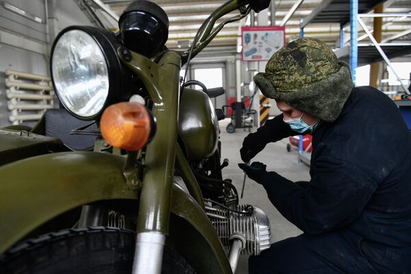 Durante la guerra, las rápidas y maniobrables motocicletas Ural fueron usadas para el reconocimiento, la entrega de municiones, medicamentos y correo. - Sputnik Mundo