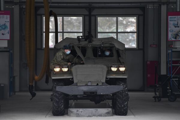 El transporte blindado de personal BTR-152 apareció en el Ejército después de la guerra. El vehículo era muy rápido para su época, transitable y con una cabina espaciosa. - Sputnik Mundo