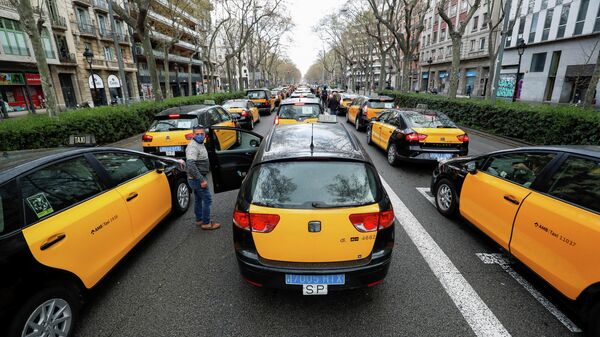 Los taxistas protestan contra el regreso de Uber a Barcelona, España - Sputnik Mundo