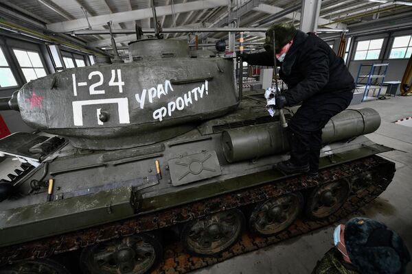Los mecánicos comprueban el estado técnico del tanque T-34-85.  - Sputnik Mundo
