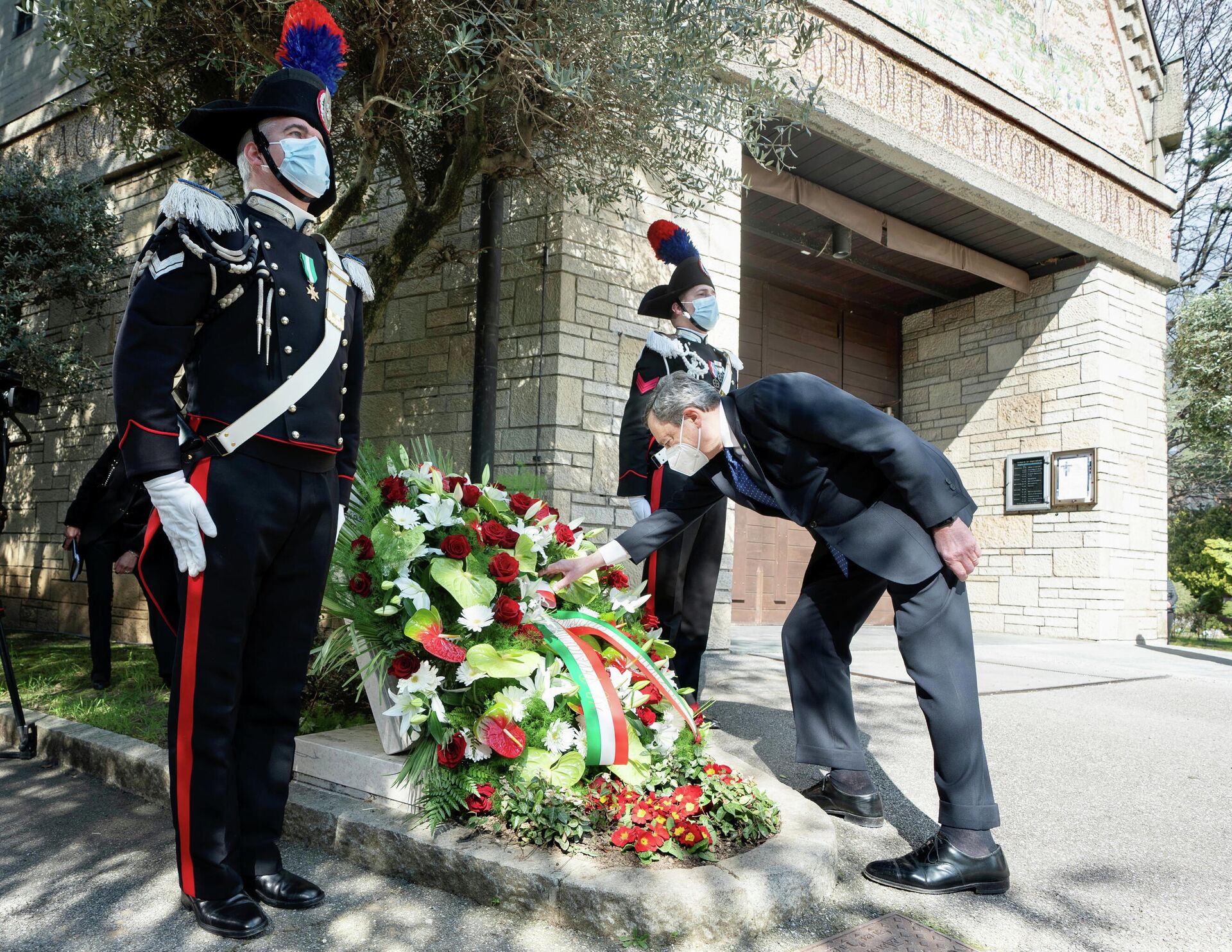Mario Draghi, primer ministro de Italia pone una corona de laurel en el Cementerio monumental de la ciudad de Bérgamo el primer Día de la memoria de las víctimas del COVID-19 - Sputnik Mundo, 1920, 18.03.2021