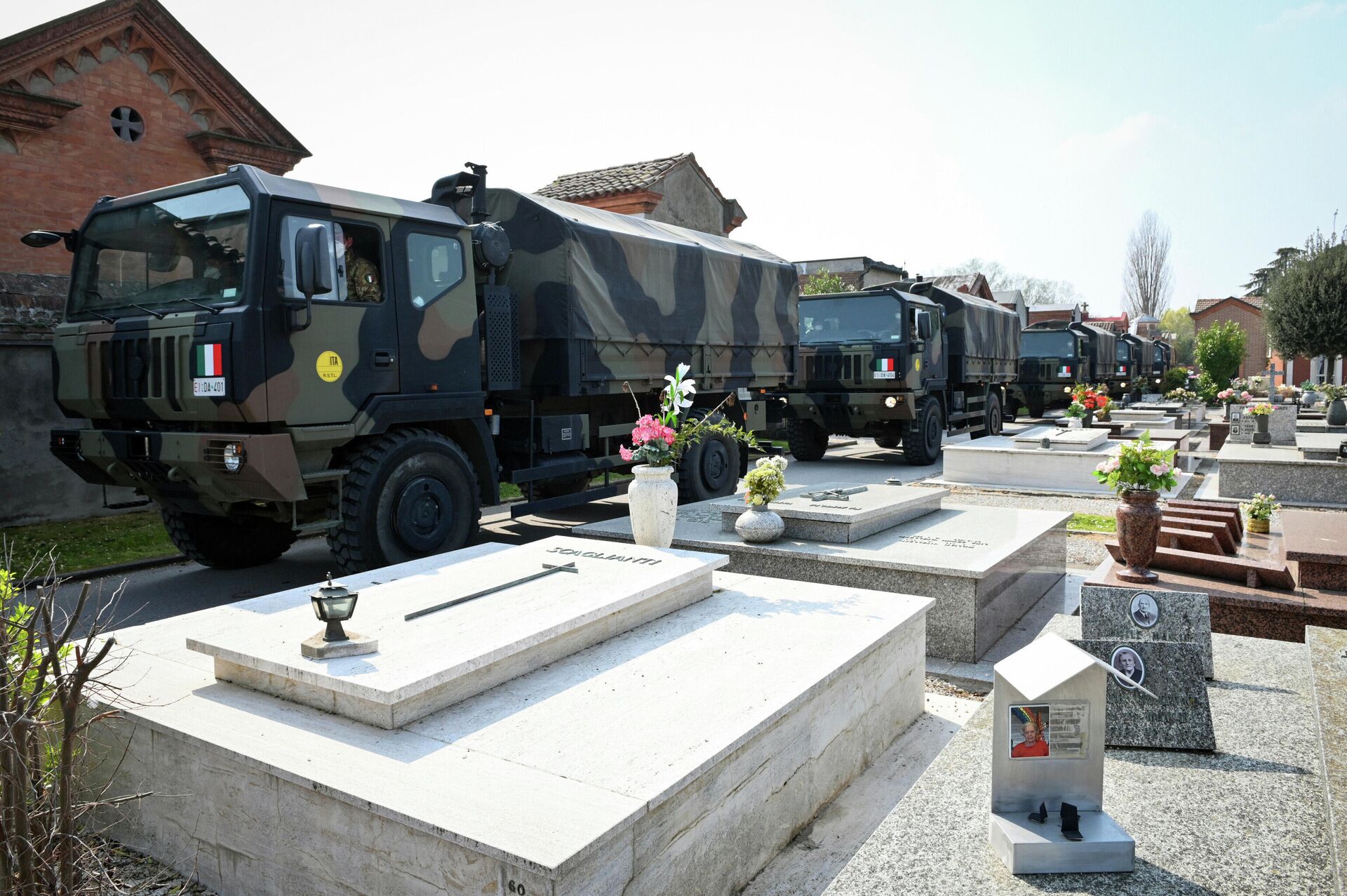 Una columna de camiones militares transportando decenas de ataúdes de víctimas del coronavirus de Bérgamo, Italia - Sputnik Mundo, 1920, 18.03.2021