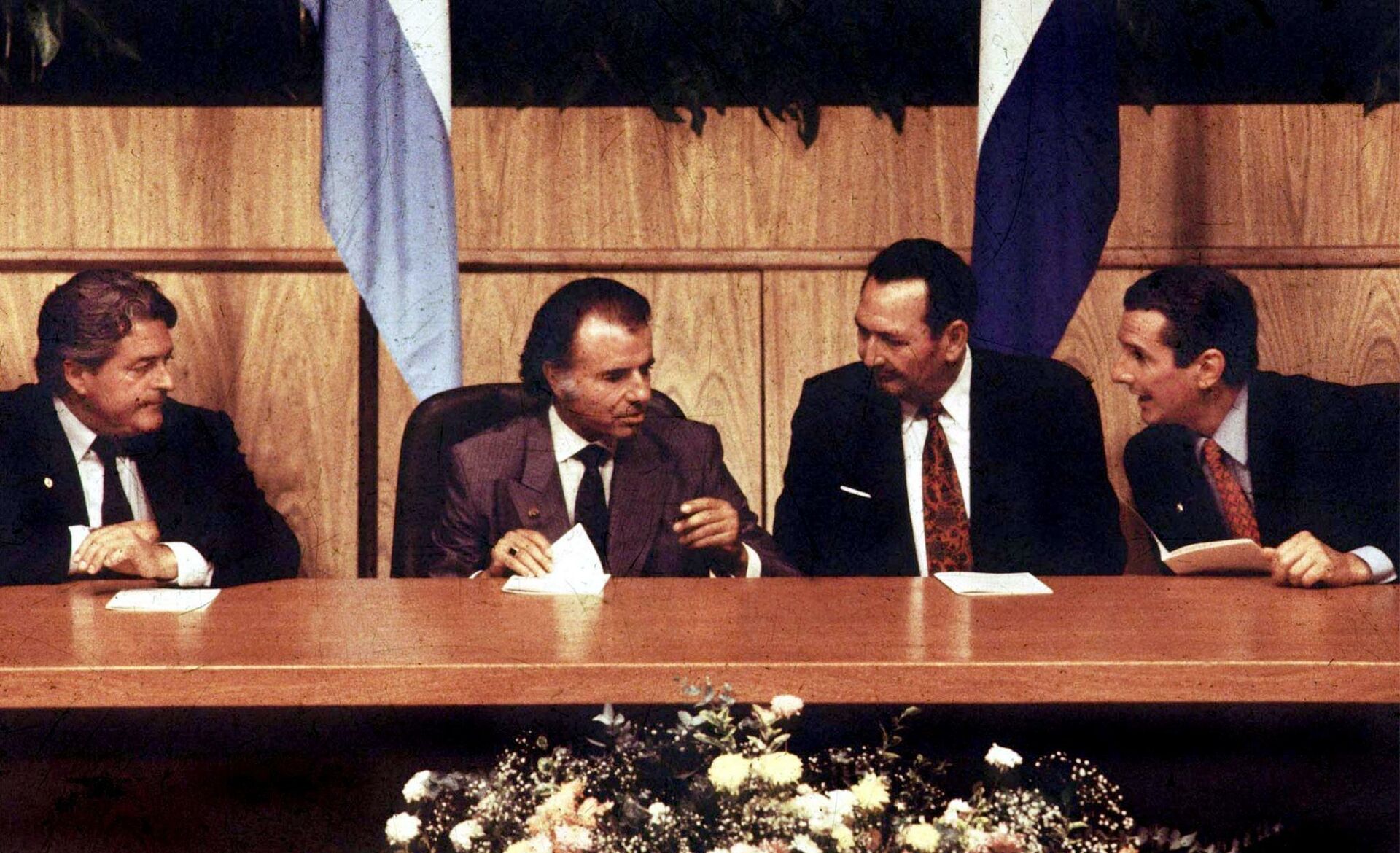 Los presidentes de Uruguay, Luis Alberto Lacalle; de Argentina, Carlos Menem; de Paraguay, Andrés Rodríguez y de Brasil, Fernando Collor de Mello, firmando el Tratado de Asunción en 1991 - Sputnik Mundo, 1920, 26.03.2021