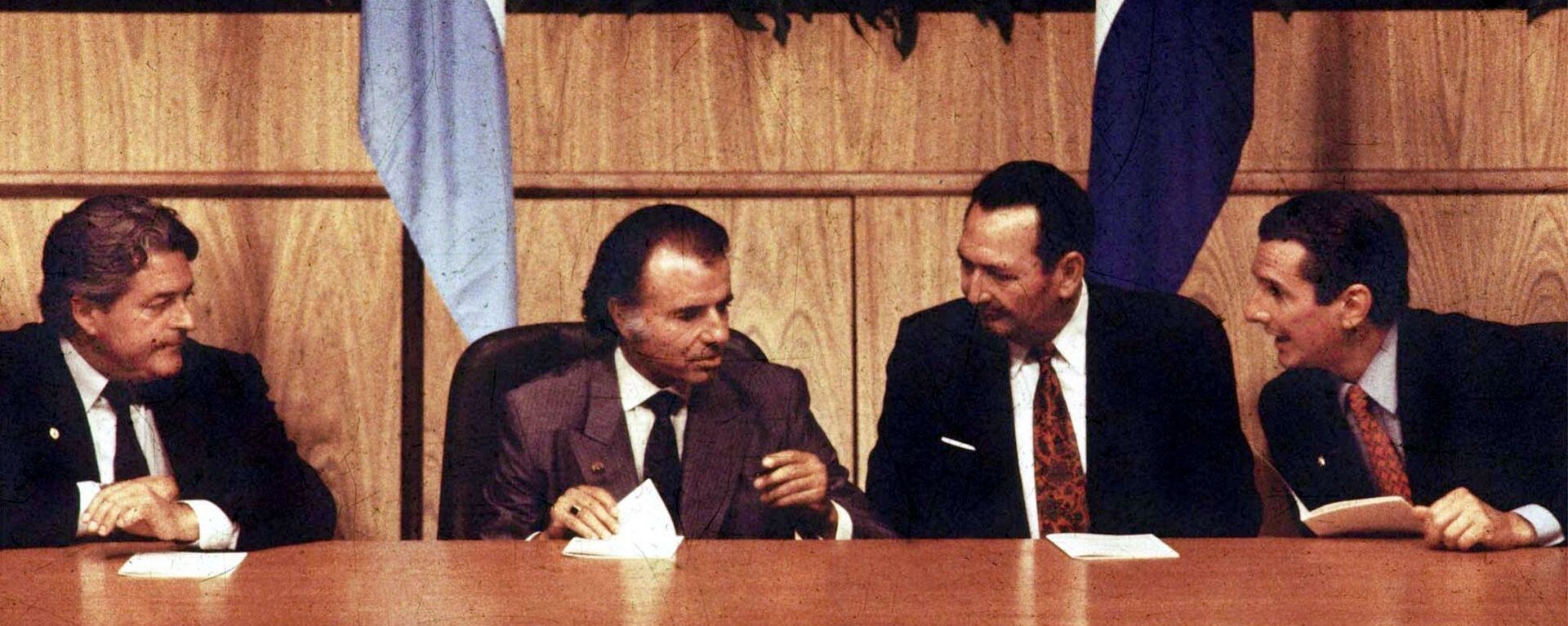Los presidentes de Uruguay, Luis Alberto Lacalle; de Argentina, Carlos Menem; de Paraguay, Andrés Rodríguez y de Brasil, Fernando Collor de Mello, firmando el Tratado de Asunción en 1991 - Sputnik Mundo, 1920, 18.03.2021