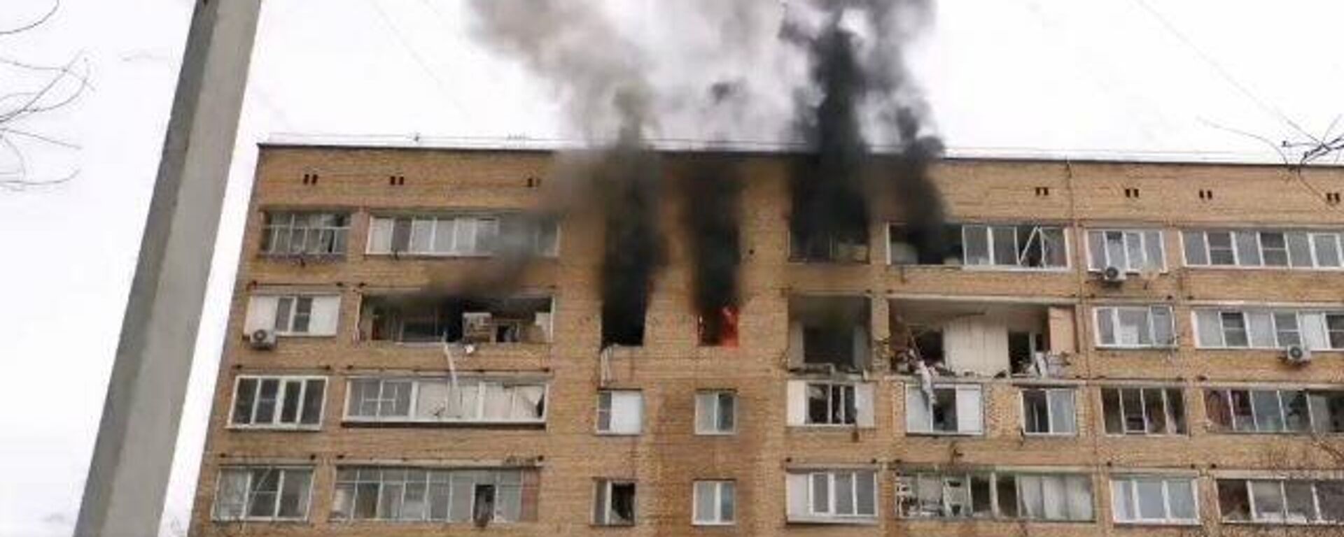 Un incendio tras una explosión de gas en un edificio residencial de nueve plantas en la ciudad rusa de Jimki - Sputnik Mundo, 1920, 19.03.2021
