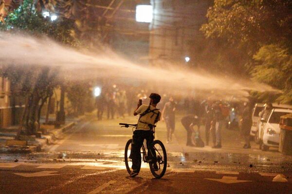 La Policía usa cañones de agua para dispersar a los manifestantes en Asunción, Paraguay. - Sputnik Mundo