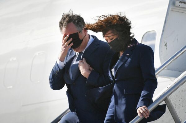La vicepresidenta de Estados Unidos, Kamala Harris, y su marido, Doug Emhoff, bajan del avión en el aeropuerto internacional de Los Ángeles, EEUU. - Sputnik Mundo