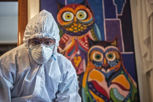Un trabajador sanitario se prepara para vacunarse con la vacuna de Pfizer-BioNTech en una casa de Lima, Perú. - Sputnik Mundo