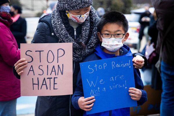 Participantes de una protesta contra la xenofobia que sufren decenas de miles de asiático-americanos acusados de propagar el &#x27;virus chino&#x27;, en Pensilvania, EEUU. - Sputnik Mundo