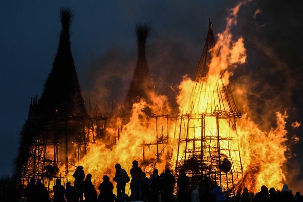 Una obra de arte en llamas durante la celebración de la Maslenitsa (carnaval ruso que simboliza la despedida del invierno) en el parque artístico Nikola-Lenivets en la región de Kaluga, Rusia. - Sputnik Mundo