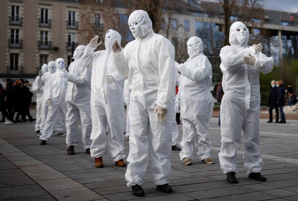 Activistas del grupo Máscaras Blancas en una manifestación contra la ley de seguridad global en Nantes, Francia. - Sputnik Mundo