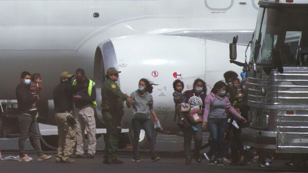 Migrantes llegan en un vuelo fletado a El Paso (Texas) para ser deportados (archivo) - Sputnik Mundo