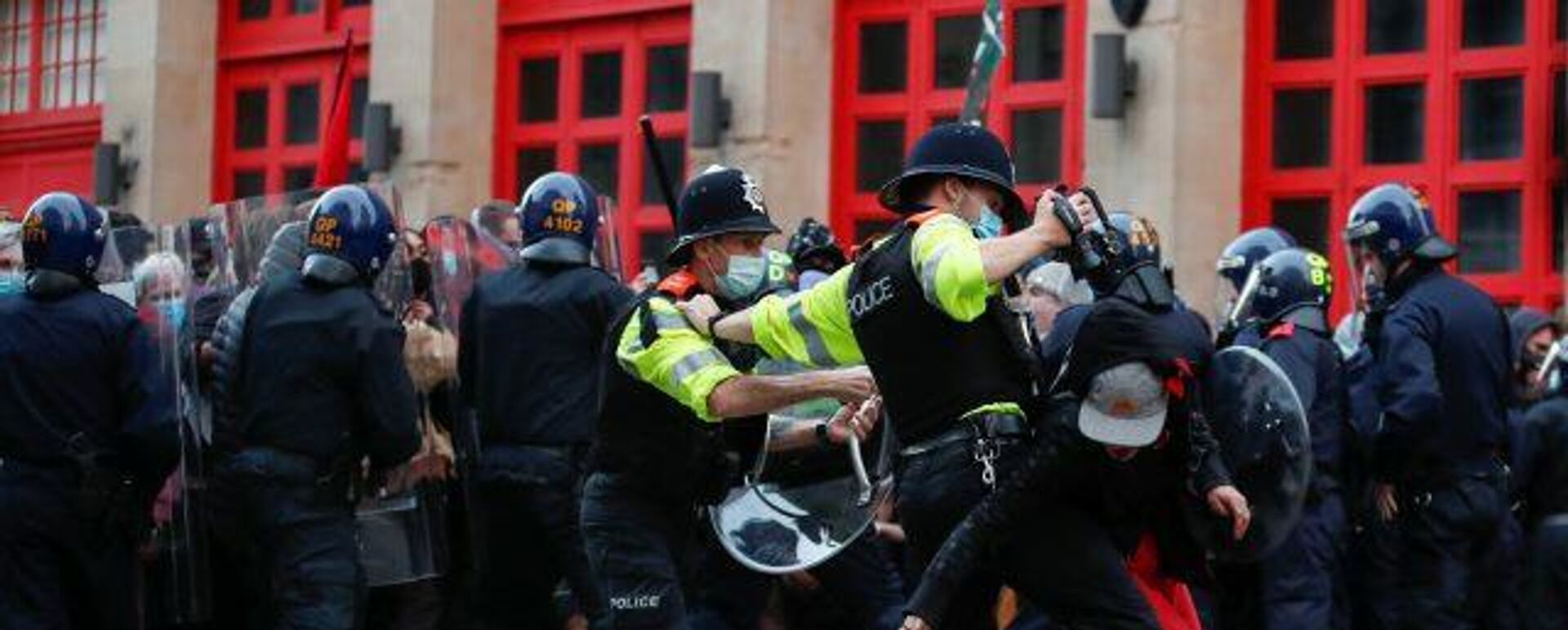 Manifestantes a favor de los derechos civiles se enfrentan a la Policía en Reino Unido - Sputnik Mundo, 1920, 22.03.2021