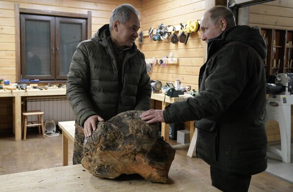 Después, Putin acompañó a Shoigú a su taller, en donde el jefe del Ministerio de Defensa hace manualidades con madera siberiana. - Sputnik Mundo