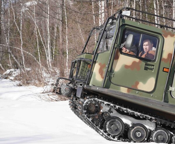 Durante su expedición por la taiga, Putin condujo un vehículo todoterreno sobre orugas. Shoigú le indicó el camino, ya que el área le es familiar. - Sputnik Mundo