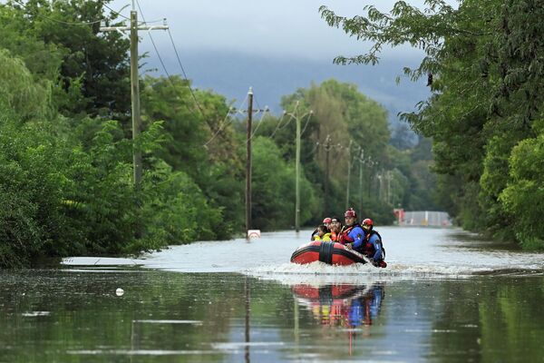 Todavía no hay datos oficiales acerca de los daños causados por las inundaciones.En la foto: una familia es transportada en un bote de rescate a través del agua. - Sputnik Mundo