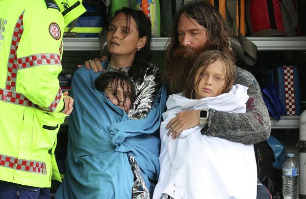 De momento, las autoridades estatales están tratando de ayudar a las víctimas y de alguna manera normalizar la situación.En la foto: una familia rescatada de las inundaciones en el estado de Nueva Gales del Sur recibe ayuda médica. - Sputnik Mundo