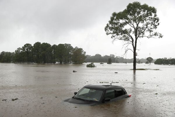 Hasta unos 90 centímetros de lluvia han caído en algunas áreas del país desde que empezaron las tormentas.En la foto: un automóvil parcialmente sumergido en las inundaciones en el suburbio de Windsor en Sídney, Australia - Sputnik Mundo