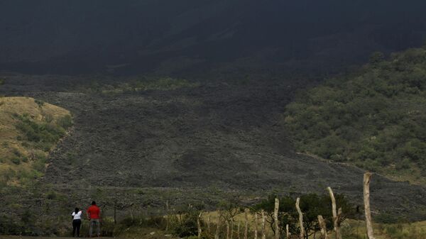 La ceniza lanzada por el volcán Pacaya en Guatemala - Sputnik Mundo