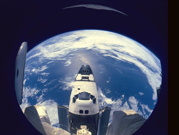 En julio de 1995, cuando se tomó esta foto, los antiguos rivales de la carrera espacial colaboraban en la exploración del espacio. El transbordador llevó a dos cosmonautas rusos a la Estación Espacial Internacional. - Sputnik Mundo