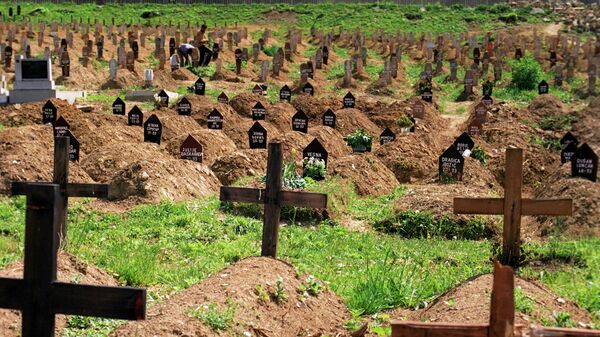 Un cementerio de Sarajevo, con restos de víctimas de la guerra en Yugoslavia - Sputnik Mundo