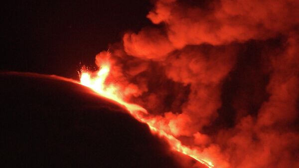 El volcán Etna durante una erupción el 10 de marzo - Sputnik Mundo