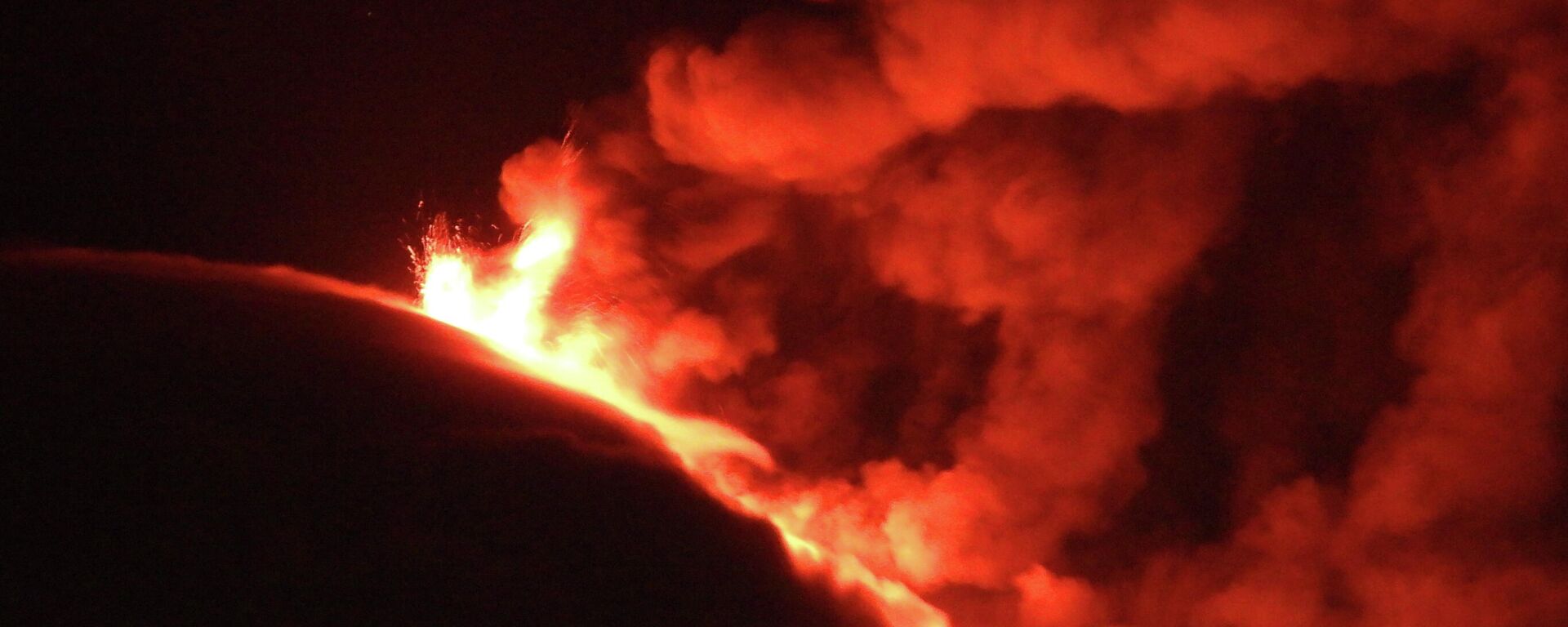 El volcán Etna durante una erupción el 10 de marzo - Sputnik Mundo, 1920, 24.03.2021