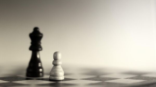 Un peón y una reina en el ajedrez. Imagen referencial - Sputnik Mundo