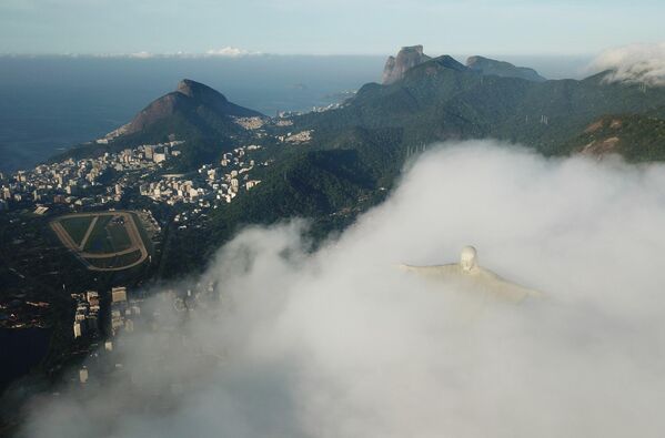 La estatua se encuentra en la cima del Cerro del Corcovado, en Río de Janeiro, a 710 metros sobre el nivel del mar.En la foto: la estatua del Cristo Redentor entre nubes, durante su restauración.  - Sputnik Mundo