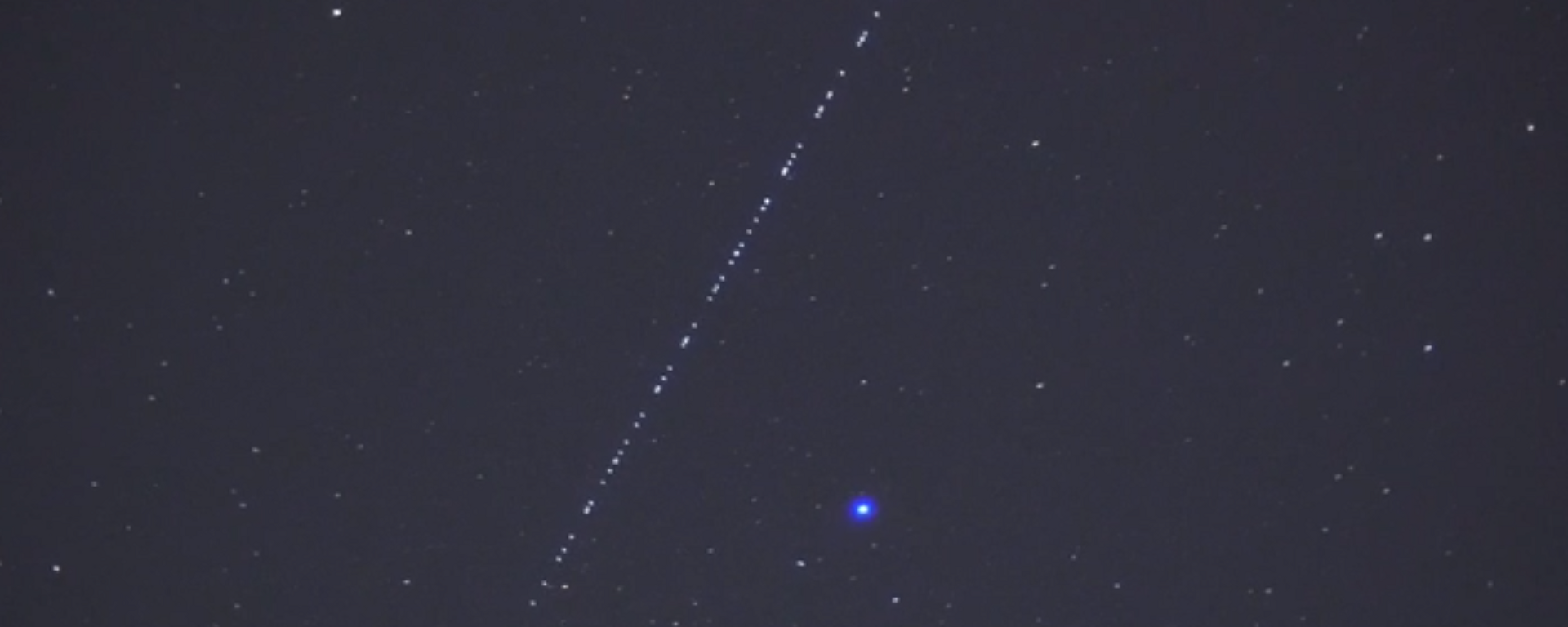 Un 'tren' iluminado de satélites Starlink cruza el cielo nocturno suizo - Sputnik Mundo, 1920, 06.08.2022