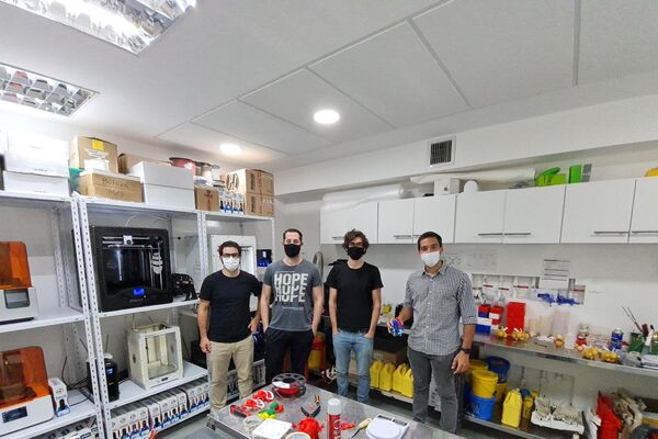 Mirai 3D, una startup que combina impresión 3D y realidad aumentada para hacer más seguras las cirugías
El equipo de Mirai 3D en sus oficinas en la Fundación Argentina de Nanotecnología - Sputnik Mundo